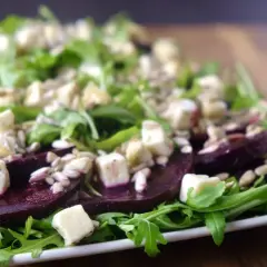 Pyszne carpaccio z buraka z rukolą, serem feta i pestkami słonecznika.