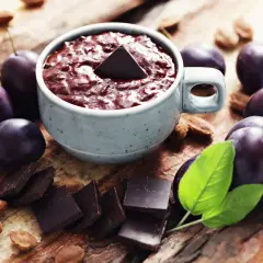 Aksamitna nutella ze śliwek siostry Anastazji, otoczona dojrzałymi śliwkami, gorzką czekoladą i migdałami.