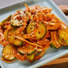 Pikantne ogórki po koreańsku z cebulą, posypane sezamem. Idealna przystawka do dań azjatyckich.