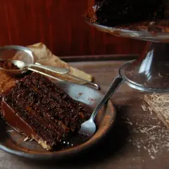 Pyszny tort kinder bueno, bogato przełożony kremem i oblany czekoladą, czeka na widelczyk.