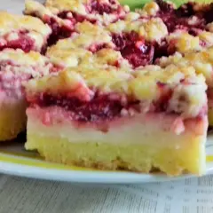 Proste ciasto z truskawkami i budyniem, pyszne, domowe, z kruszonką. Idealne na deser.