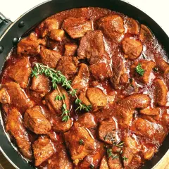 Gulasz w głębokiej patelni, aromatyczny i sycący. Idealny przepis na to, jak zrobić gulasz, który zachwyci każdego.