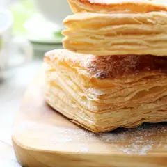 Stos puszystego ciasta francuskiego, idealnego do przygotowania na różne sposoby. Pokażę Ci, jak zrobić ciasto francuskie!