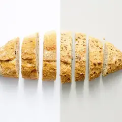 Pokrojony chleb pełnoziarnisty z ziarnami. Idealny do pieczenia w temperaturze 200 stopni Celsjusza.