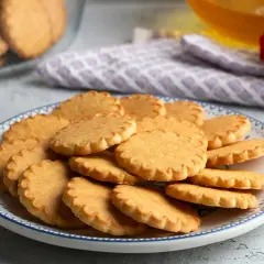Stos ciasteczek na talerzu, idealnych do kawy. Pyszny przepis na ciastka, który warto wypróbować.