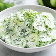 Świeża mizeria z ogórków w kremowym sosie koperkowym. Idealny dodatek do obiadu, prosty mizeria przepis.
