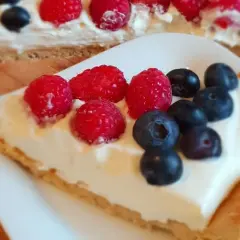 Kawałek pysznej tarty z kremem i owocami leśnymi. Ten najlepsza tarta przepis to marzenie!