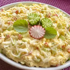 Pyszna sałatka z makaronem orzo i jajkiem, z dodatkiem ogórka, papryki i sera. Udekorowana wyciętymi z ogórka kwiatkami.