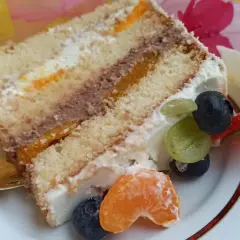 Pyszny tort z owocami i kremem, idealny na każdą okazję. Ten przepis na tort zachwyci każdego!
