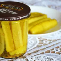 Słoik ogórków w zalewie, idealnych do dań z curry. Przepisy Joli podpowiadają, jak je wykorzystać.