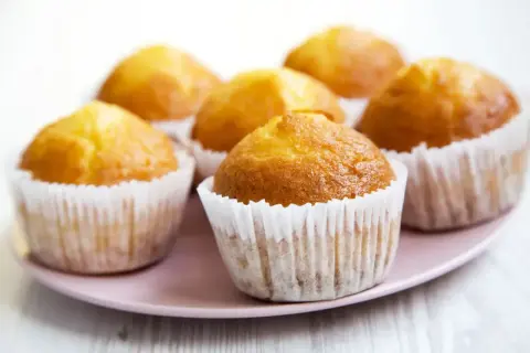 Wilgotne i puszyste muffinki, idealne na śniadanie lub deser. Ten przepis na pewno Ci się spodoba!