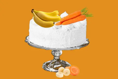 Bananowo-marchewkowe ciasto dla dzieci, zdrowe i pyszne. Na pomarańczowym tle, biały tort z owocami na górze.