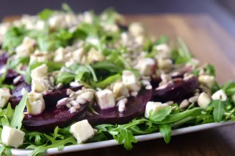Pyszne carpaccio z buraka z rukolą, serem feta i pestkami słonecznika.