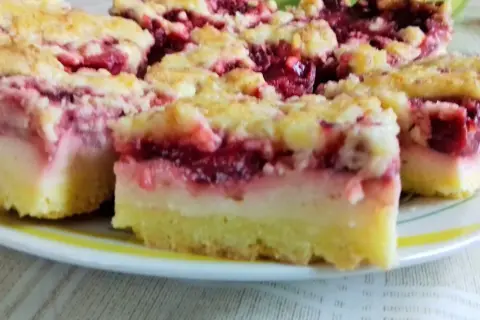 Proste ciasto z truskawkami i budyniem, pyszne, domowe, z kruszonką. Idealne na deser.