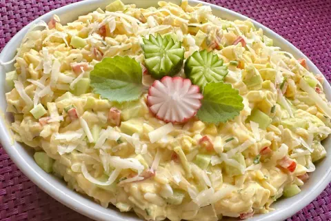 Pyszna sałatka z makaronem orzo i jajkiem, z dodatkiem ogórka, papryki i sera. Udekorowana wyciętymi z ogórka kwiatkami.