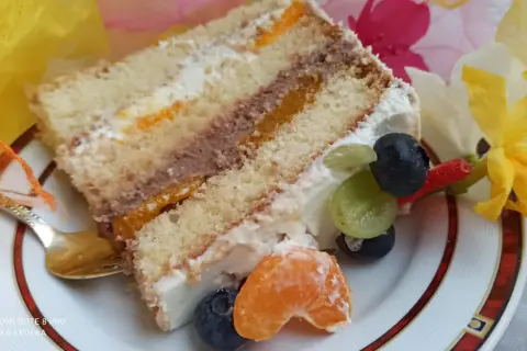 Pyszny tort z owocami i kremem, idealny na każdą okazję. Ten przepis na tort zachwyci każdego!