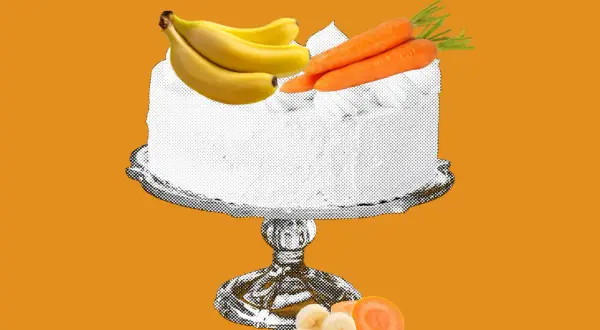 Bananowo-marchewkowe ciasto dla dzieci, zdrowe i pyszne. Na pomarańczowym tle, biały tort z owocami na górze.