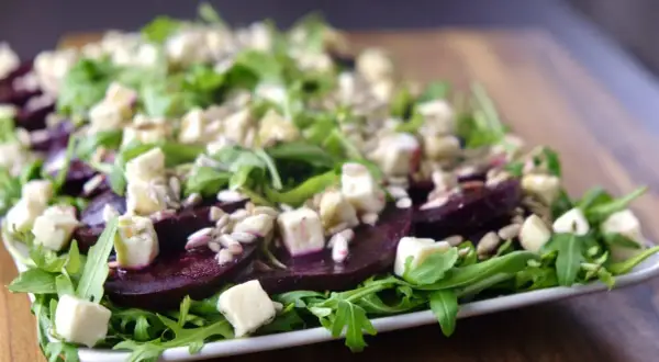 Pyszne carpaccio z buraka z rukolą, serem feta i pestkami słonecznika.