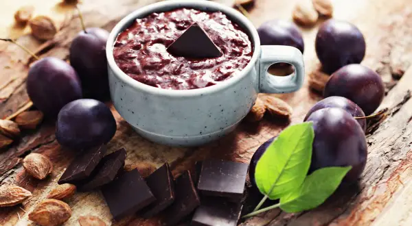 Aksamitna nutella ze śliwek siostry Anastazji, otoczona dojrzałymi śliwkami, gorzką czekoladą i migdałami.
