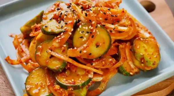 Pikantne ogórki po koreańsku z cebulą, posypane sezamem. Idealna przystawka do dań azjatyckich.