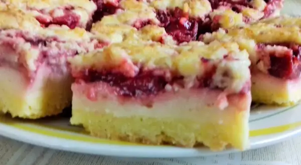 Proste ciasto z truskawkami i budyniem, pyszne, domowe, z kruszonką. Idealne na deser.