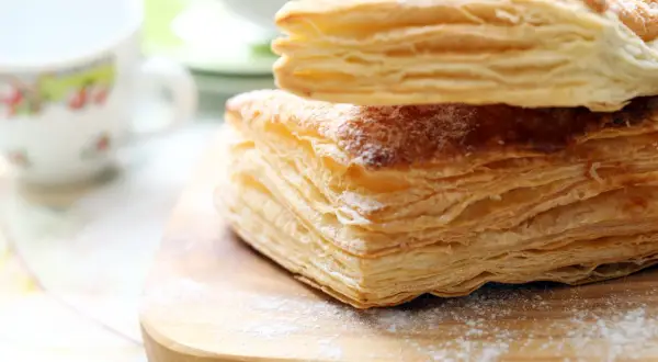 Stos puszystego ciasta francuskiego, idealnego do przygotowania na różne sposoby. Pokażę Ci, jak zrobić ciasto francuskie!