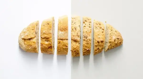 Pokrojony chleb pełnoziarnisty z ziarnami. Idealny do pieczenia w temperaturze 200 stopni Celsjusza.
