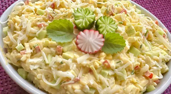 Pyszna sałatka z makaronem orzo i jajkiem, z dodatkiem ogórka, papryki i sera. Udekorowana wyciętymi z ogórka kwiatkami.