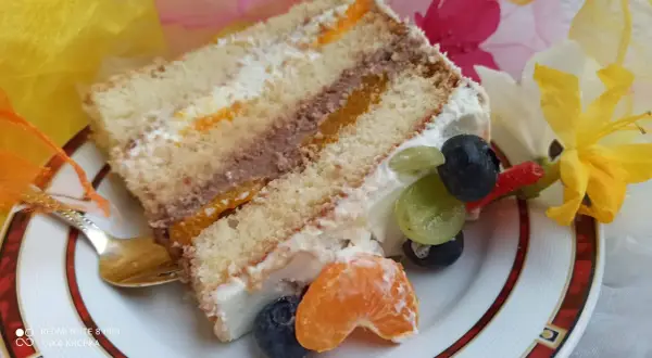 Pyszny tort z owocami i kremem, idealny na każdą okazję. Ten przepis na tort zachwyci każdego!