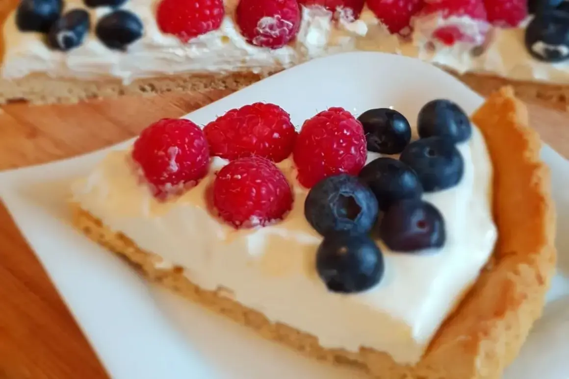 Kawałek pysznej tarty z kremem i owocami leśnymi. Ten najlepsza tarta przepis to marzenie!