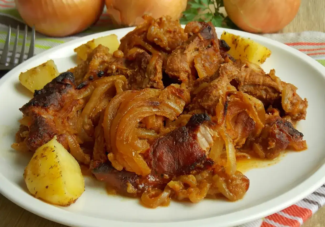 Pyszna kark&oacute;wka z piekarnika, duszona z cebulą i podana z ziemniakami. Aromatyczne danie, kt&oacute;re rozpływa się w ustach.