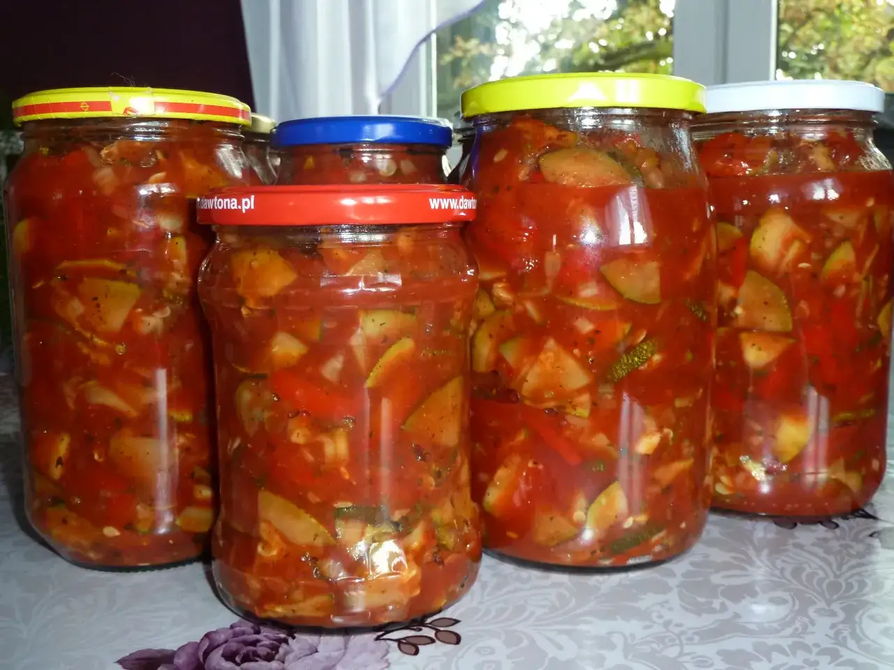 Słoiki pełne domowego ketchupu z cukinii. Aromatyczny, z kawałkami warzyw, gotowy na zimę.