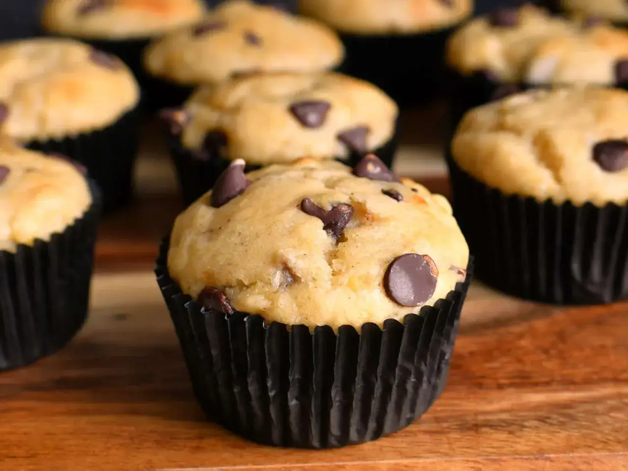 Pyszne babeczki bananowe z czekoladą, idealne na deser.