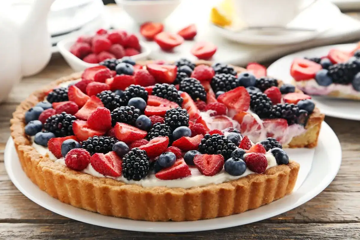 Letnia tarta z owocami leśnymi i kremem. Idealna na upalne dni, to najlepsza tarta przepis na lato!