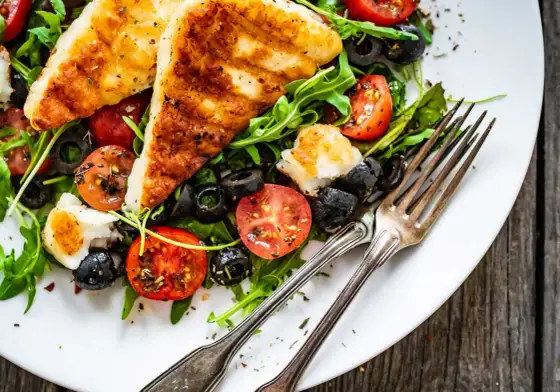 Sałatka z halloumi - jak zbalansować smak i teksturę