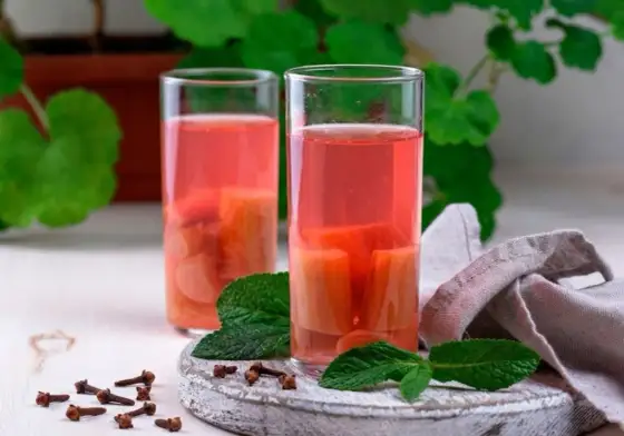 Kompot z rabarbaru - prosty przepis i sprawdzone dodatki