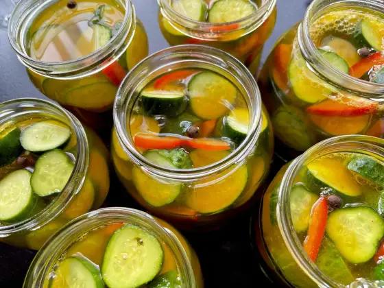 Ogórki w curry - prosty przepis na chrupkie przetwory