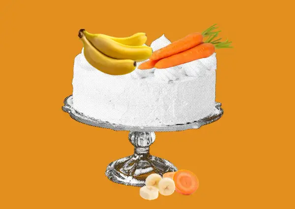 Bananowo-marchewkowe ciasto dla dzieci, zdrowe i pyszne. Na pomarańczowym tle, biały tort z owocami na górze.