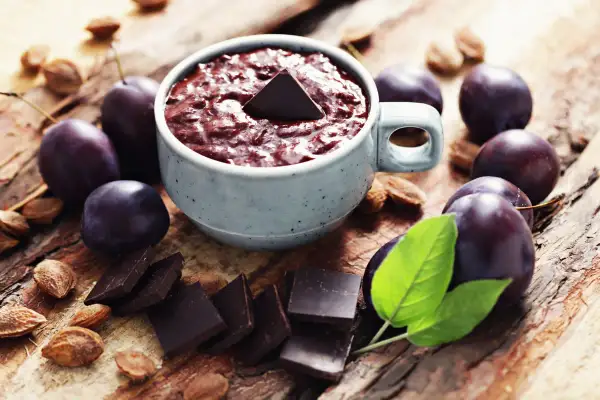 Aksamitna nutella ze śliwek siostry Anastazji, otoczona dojrzałymi śliwkami, gorzką czekoladą i migdałami.