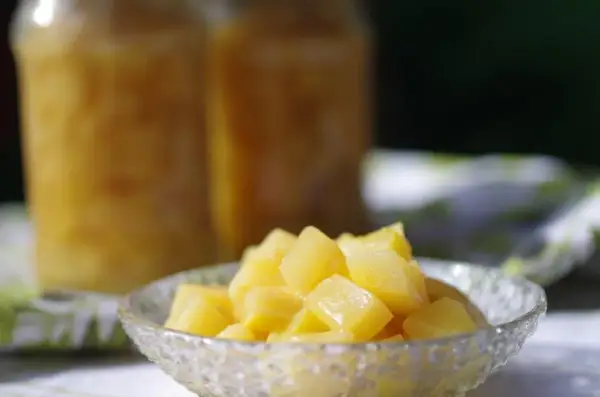 Kandyzowana cukinia jak ananas w słoikach i miseczce.