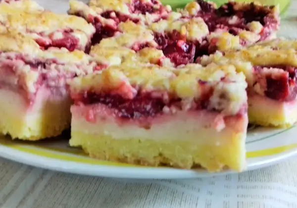 Proste ciasto z truskawkami i budyniem, pyszne, domowe, z kruszonką. Idealne na deser.