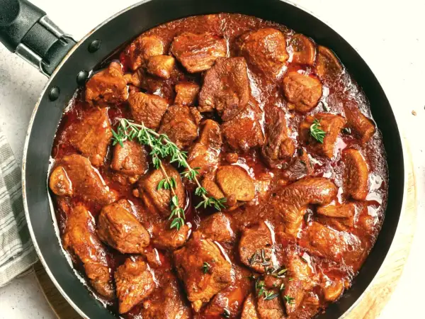 Gulasz w głębokiej patelni, aromatyczny i sycący. Idealny przepis na to, jak zrobić gulasz, który zachwyci każdego.